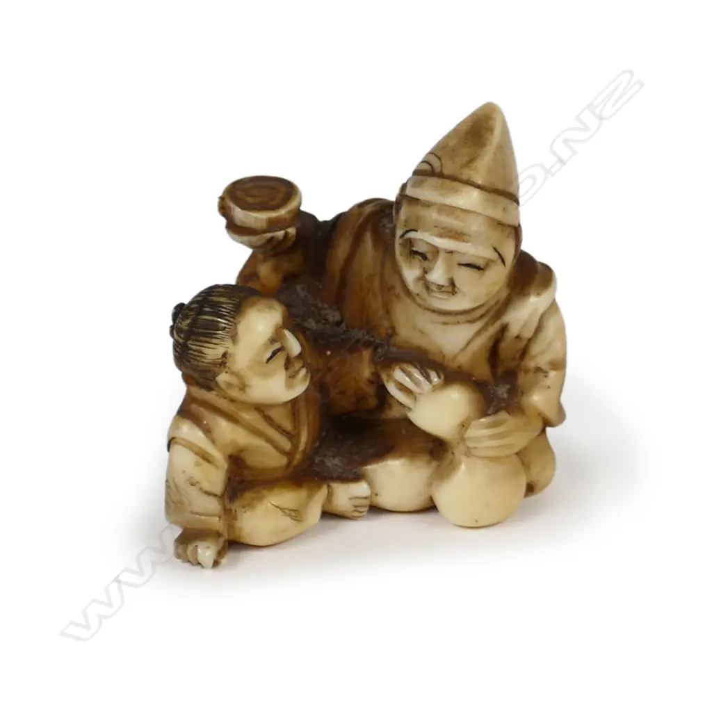 An old Japanese carved ivory netsuke Image 1++