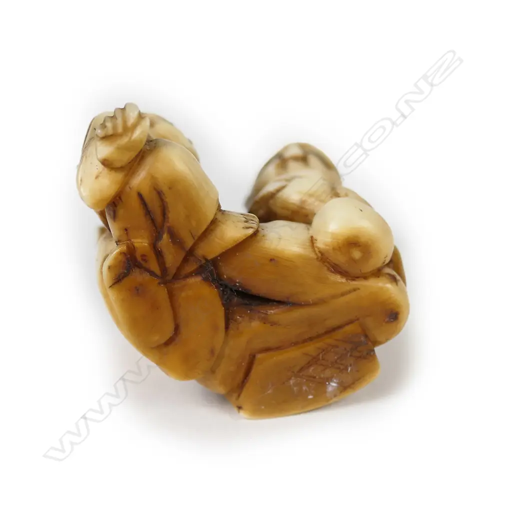 An old Japanese carved ivory netsuke Image 1++