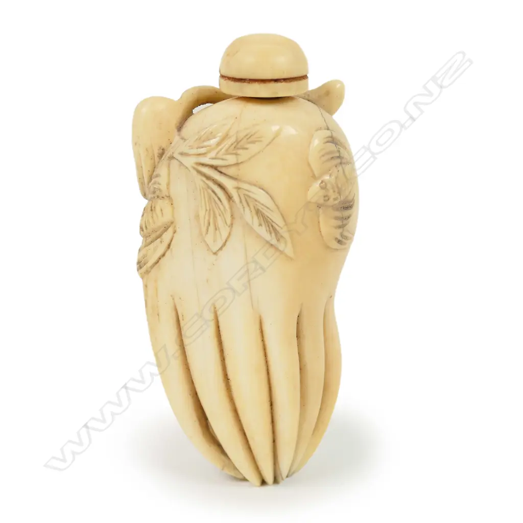 An old Chinese carved ivory snuff bottle Image 1++