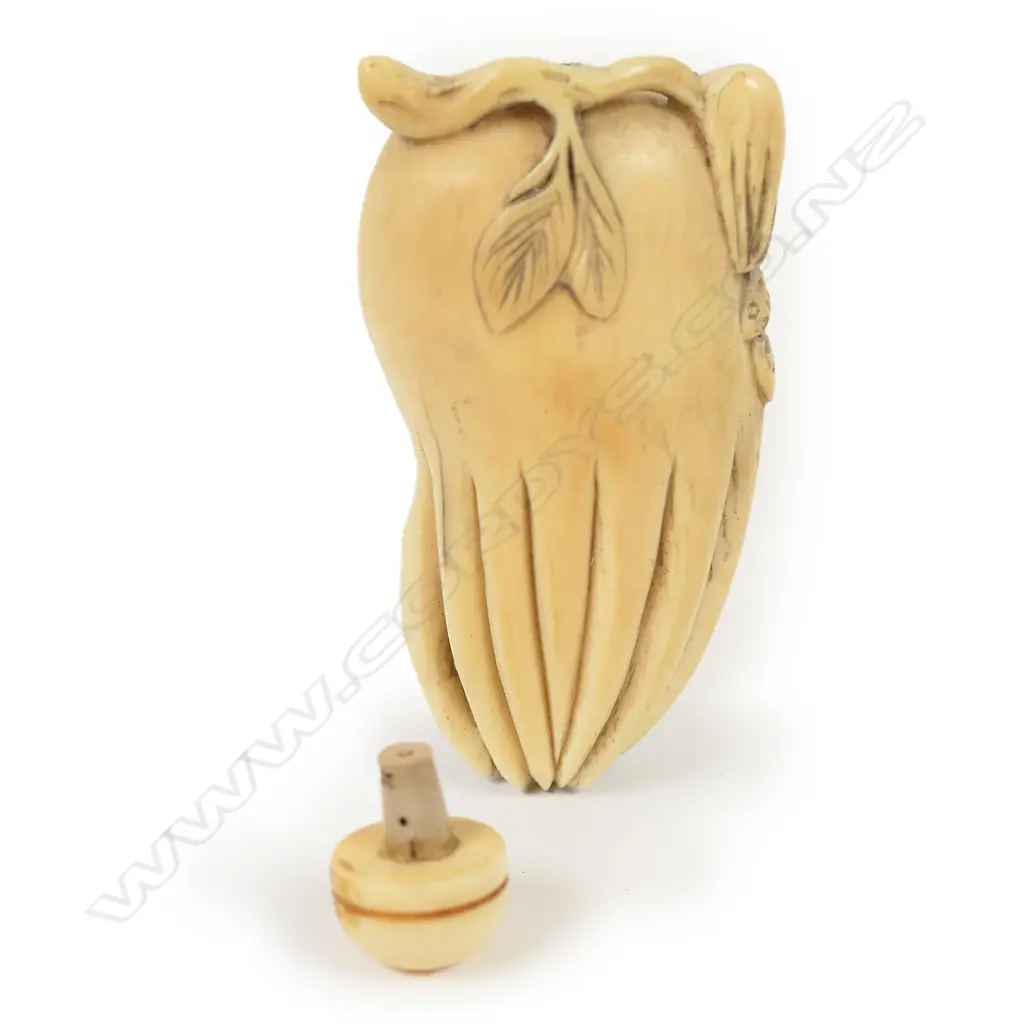 An old Chinese carved ivory snuff bottle Image 1++