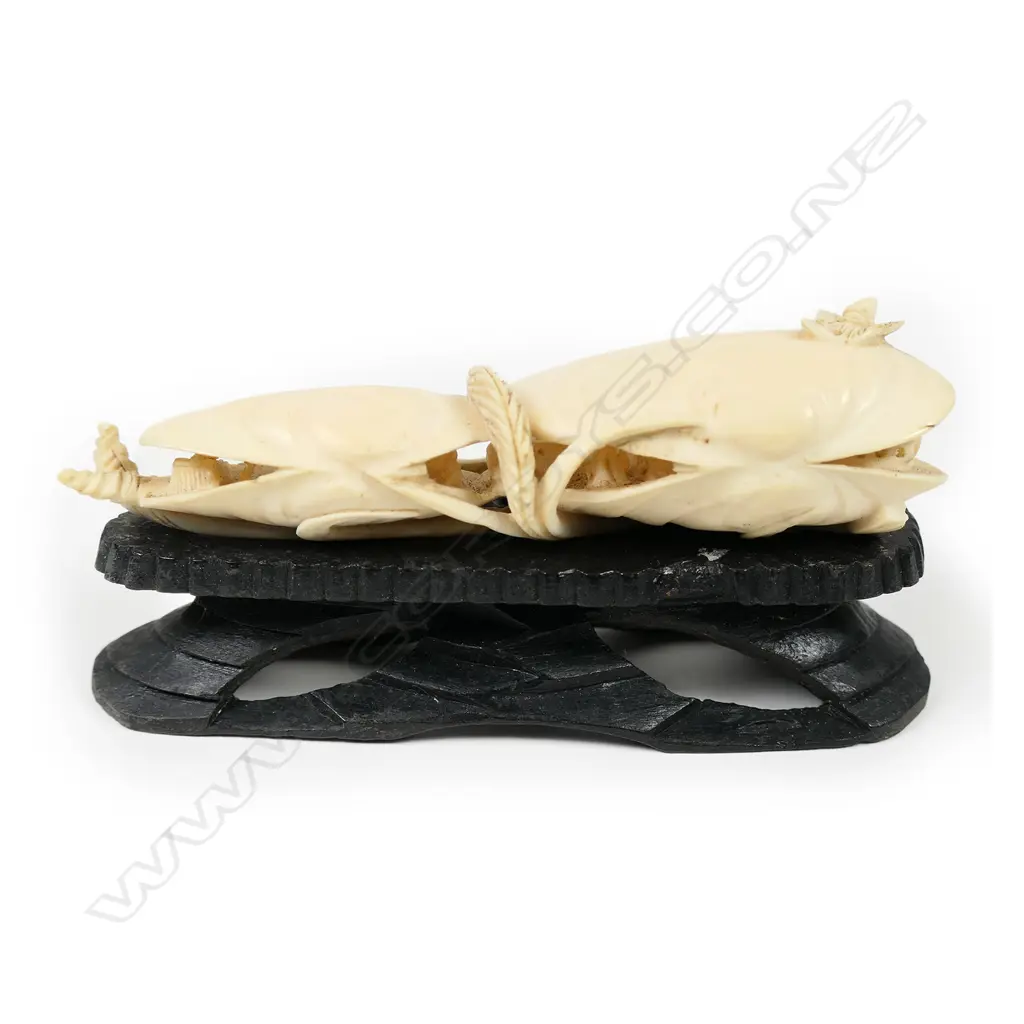 An early 20thC Chinese carved ivory double dream shell Image 1++