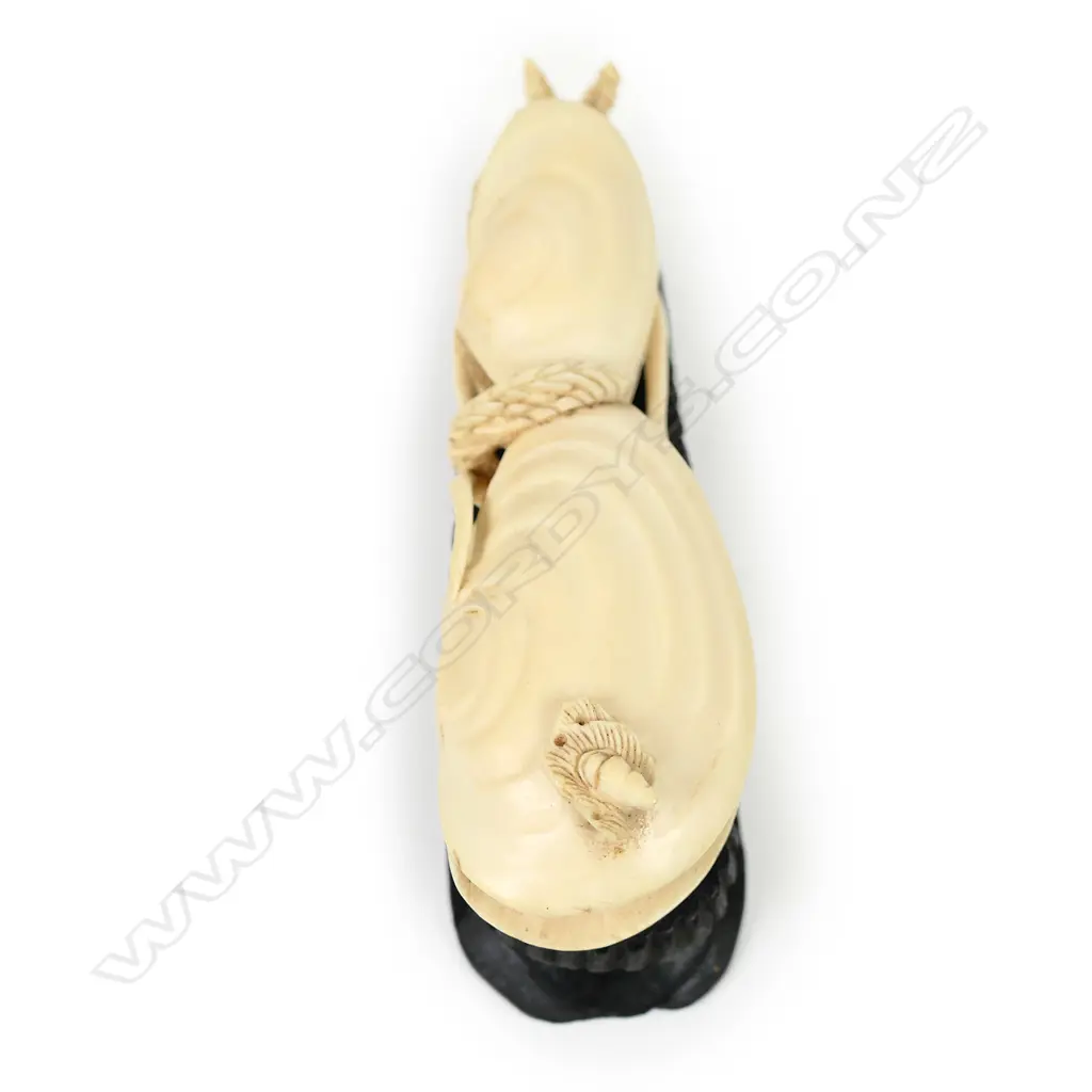 An early 20thC Chinese carved ivory double dream shell Image 1++
