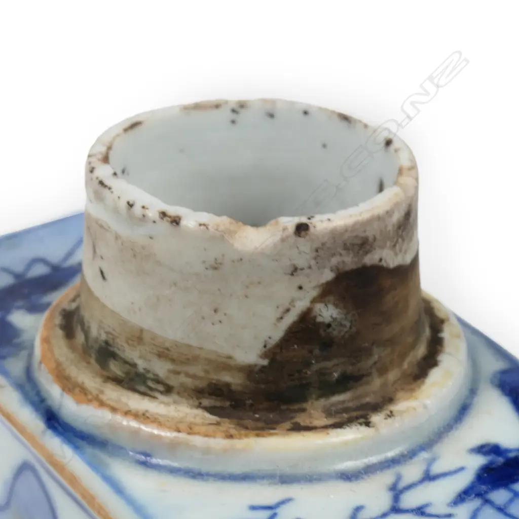 An 18thC Chinese blue and white porcelain tea caddy Image 1++