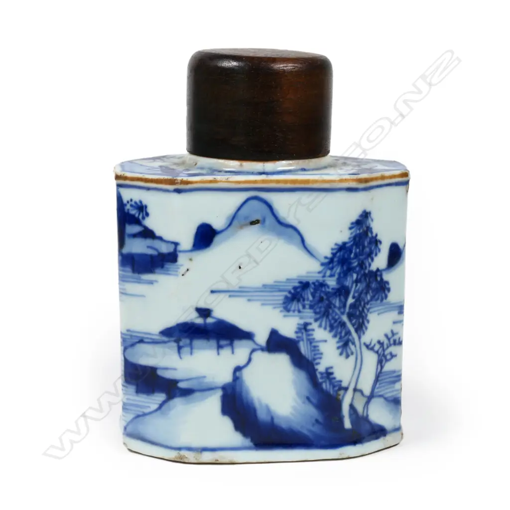 An 18thC Chinese blue and white porcelain tea caddy Image 1++