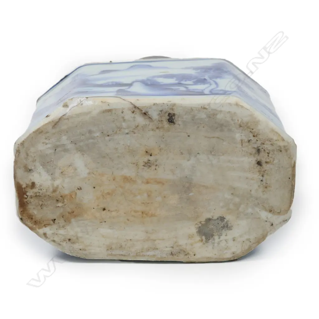 An 18thC Chinese blue and white porcelain tea caddy Image 1++