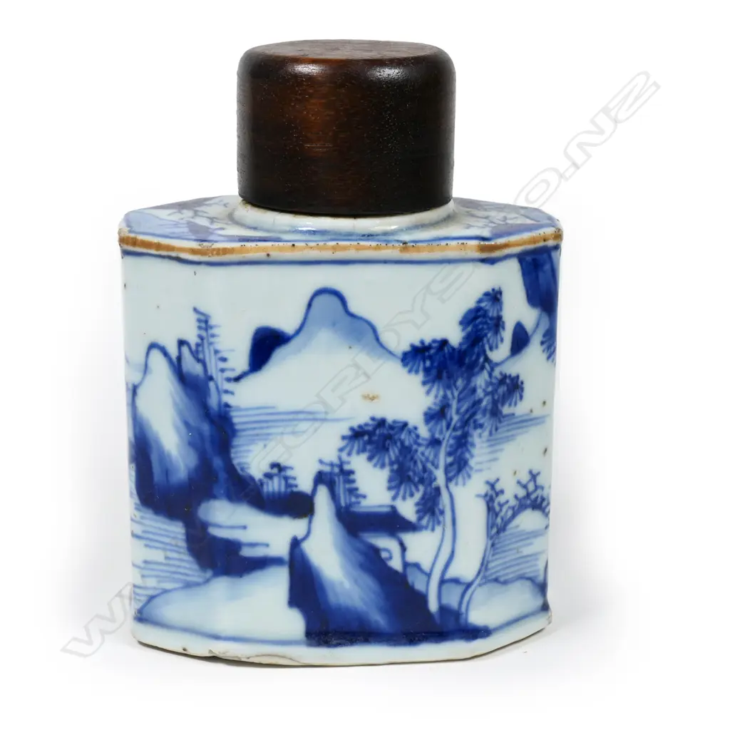 An 18thC Chinese blue and white porcelain tea caddy Image 1++