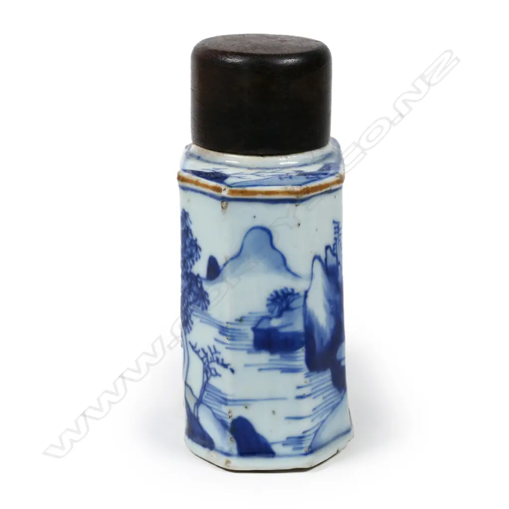 An 18thC Chinese blue and white porcelain tea caddy Image 1++