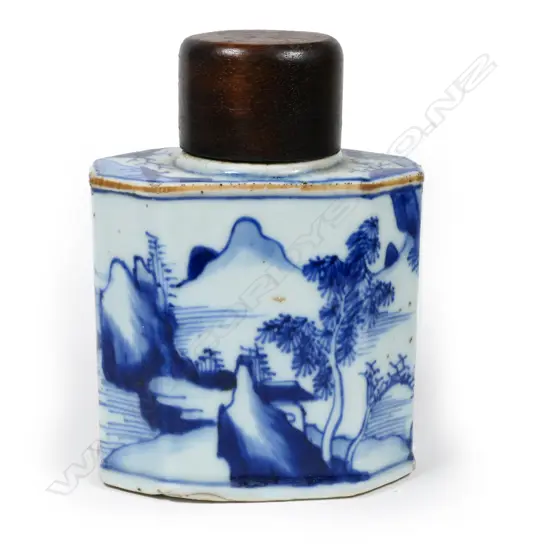 An 18thC Chinese blue and white porcelain tea caddy