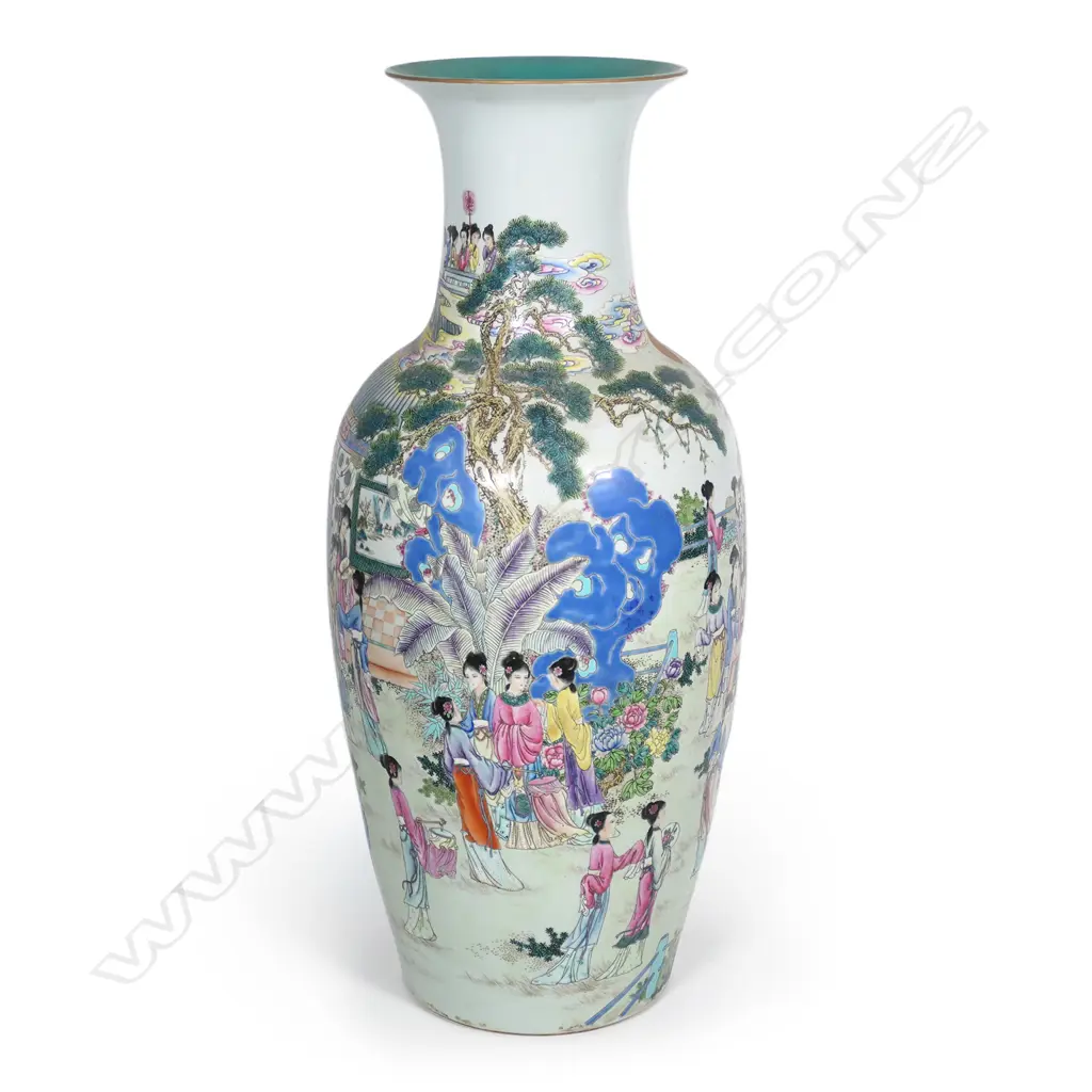 A large Chinese famille rose porcelain vase Image 1++