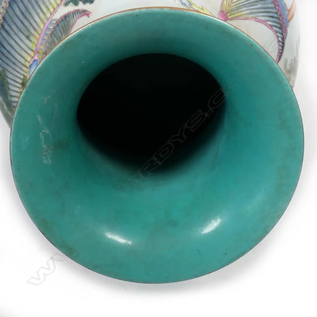 A large Chinese famille rose porcelain vase Image 1++