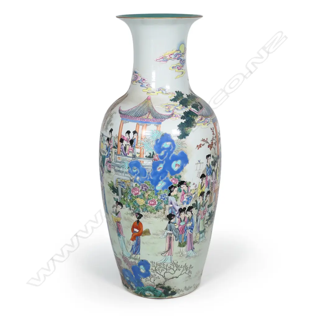 A large Chinese famille rose porcelain vase Image 1++
