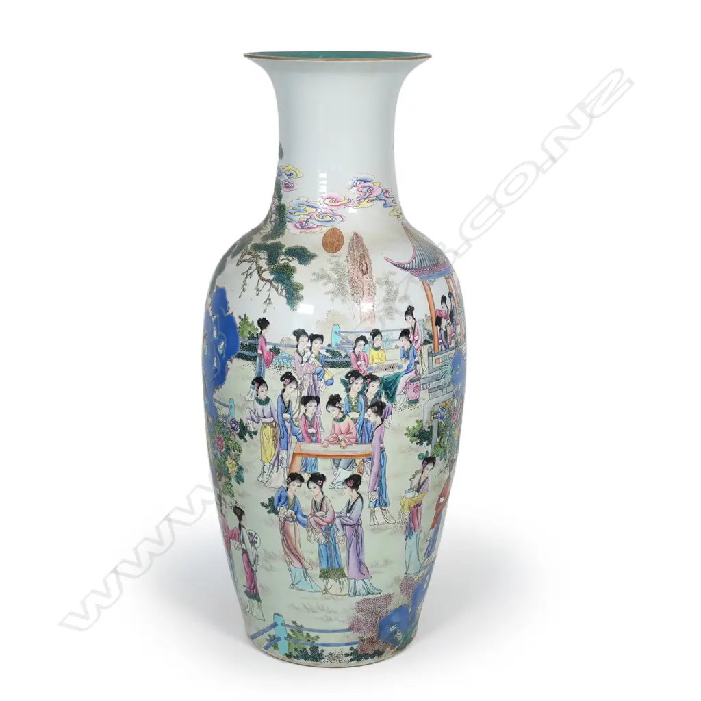 A large Chinese famille rose porcelain vase Image 1++