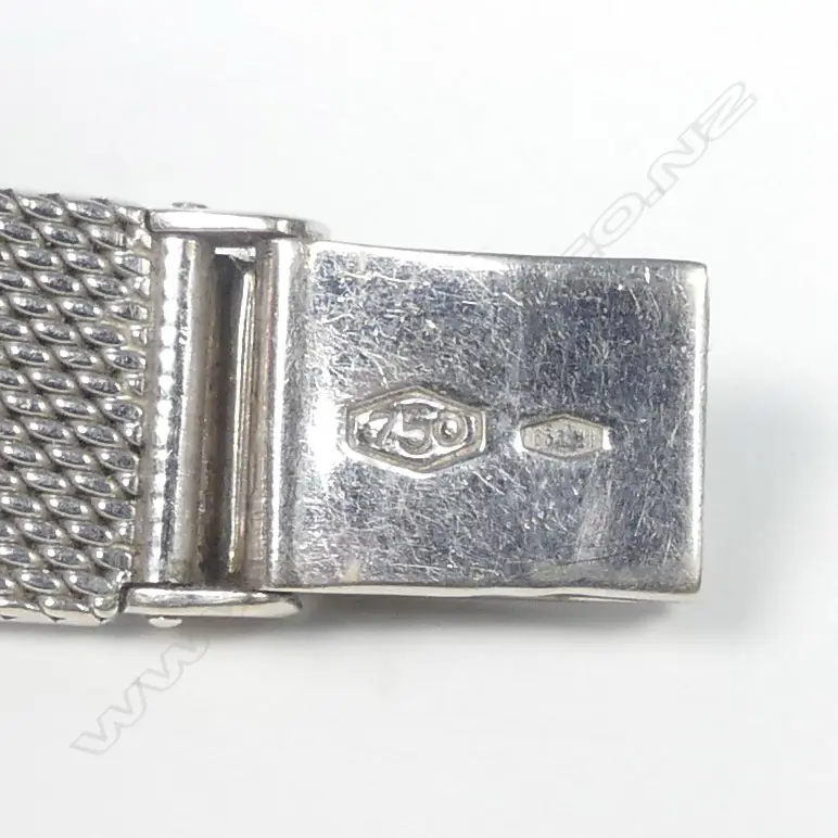 A vintage 18ct white gold and diamond lady’s wristwatch Image 1++