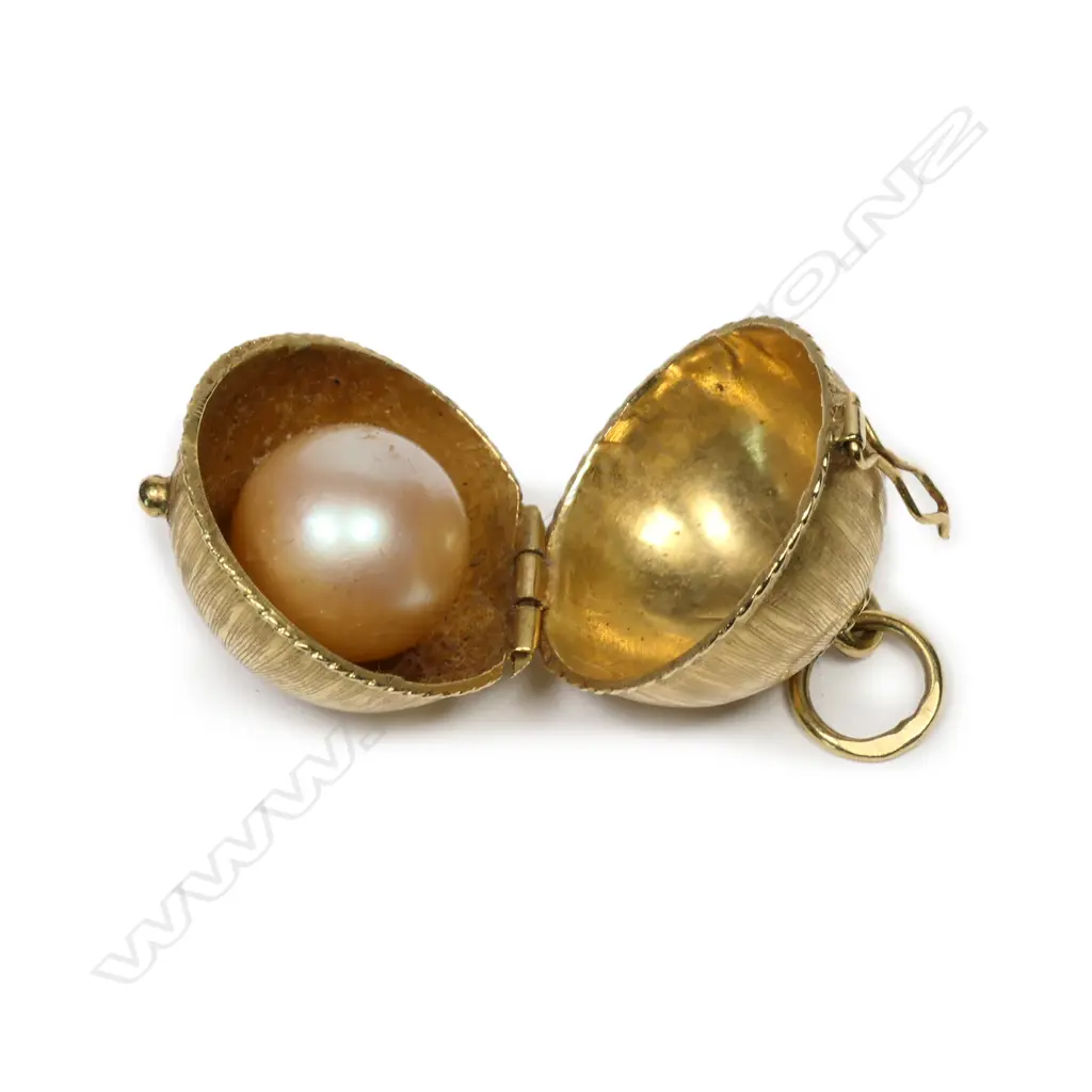 An 18ct yellow gold orb and pearl pendant Image 1++