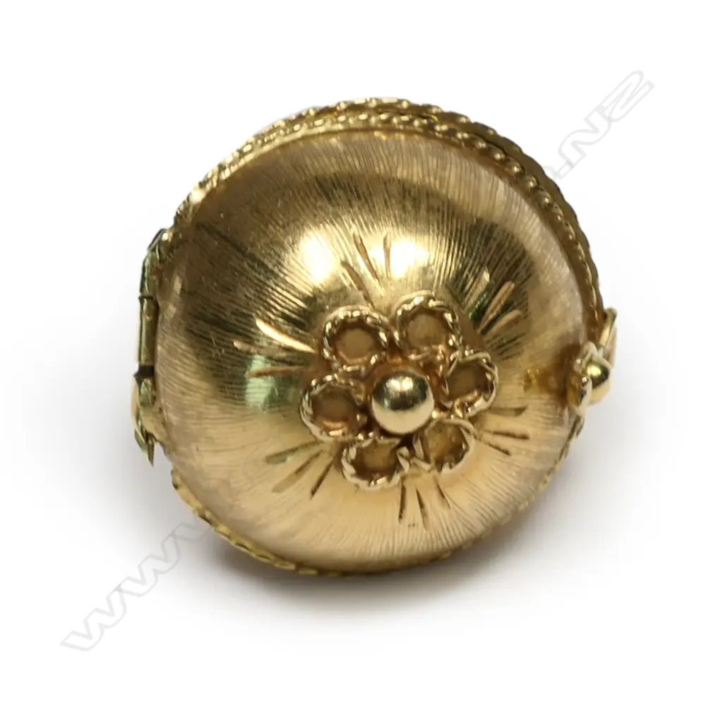 An 18ct yellow gold orb and pearl pendant Image 1++