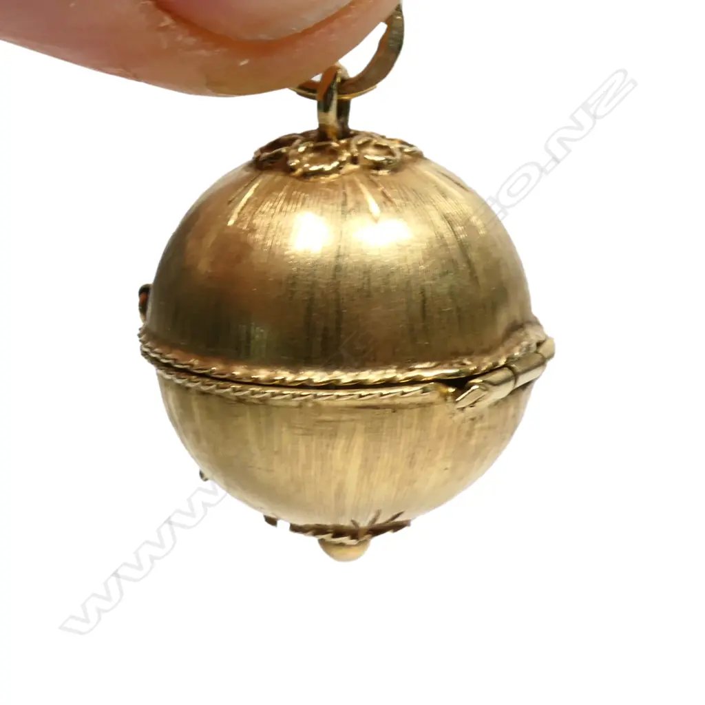 An 18ct yellow gold orb and pearl pendant Image 1++