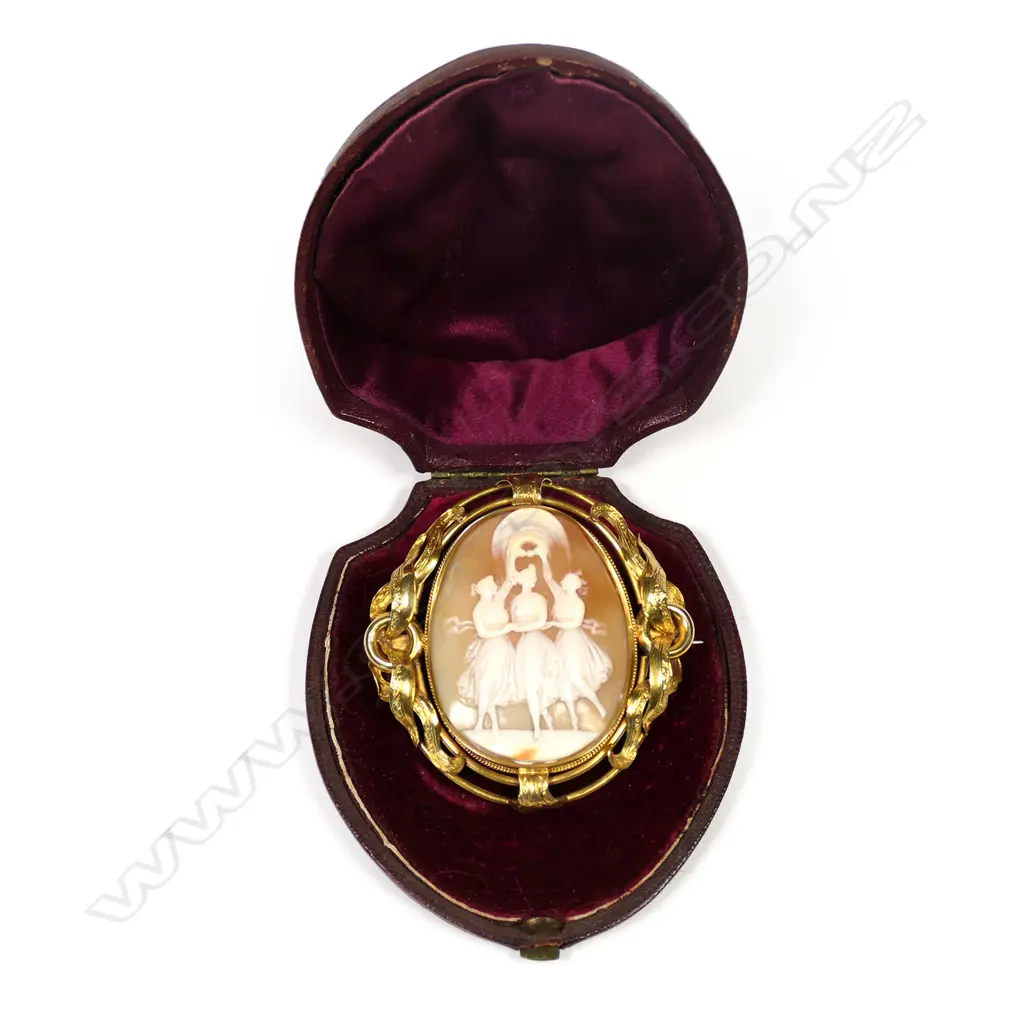 A good Victorian gold framed three graces cameo brooch Image 1++