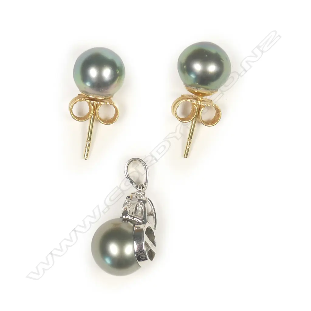 An 18ct white gold and South Sea black pearl pendant Image 1++