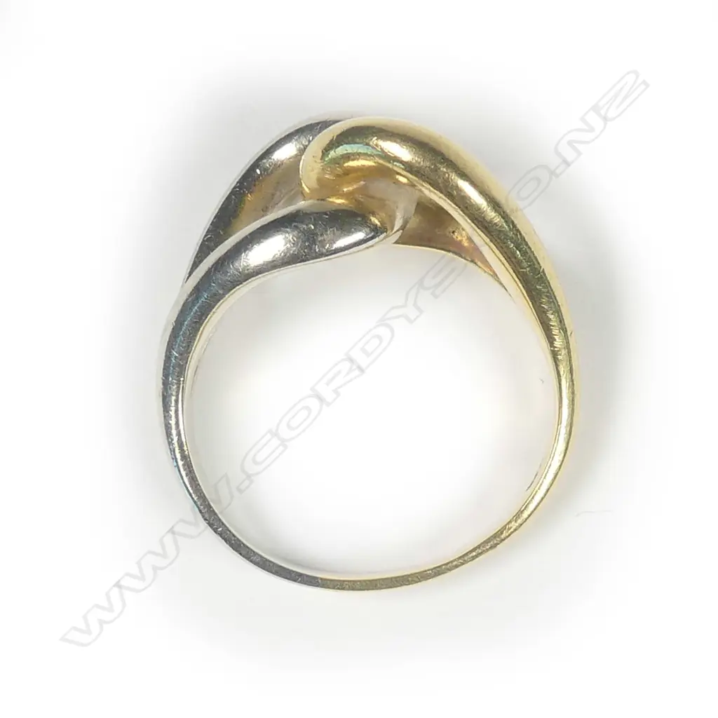 An NZ designer 18ct gold ring, with substantial yellow and white gold looping links. Stamped jewellers monogram AT. 10gm. Image 1++