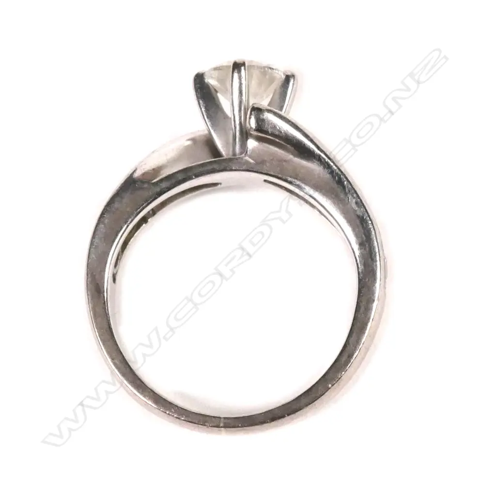 An 18ct white gold and diamond ring Image 1++