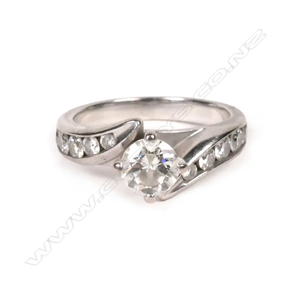 An 18ct white gold and diamond ring Image 1++