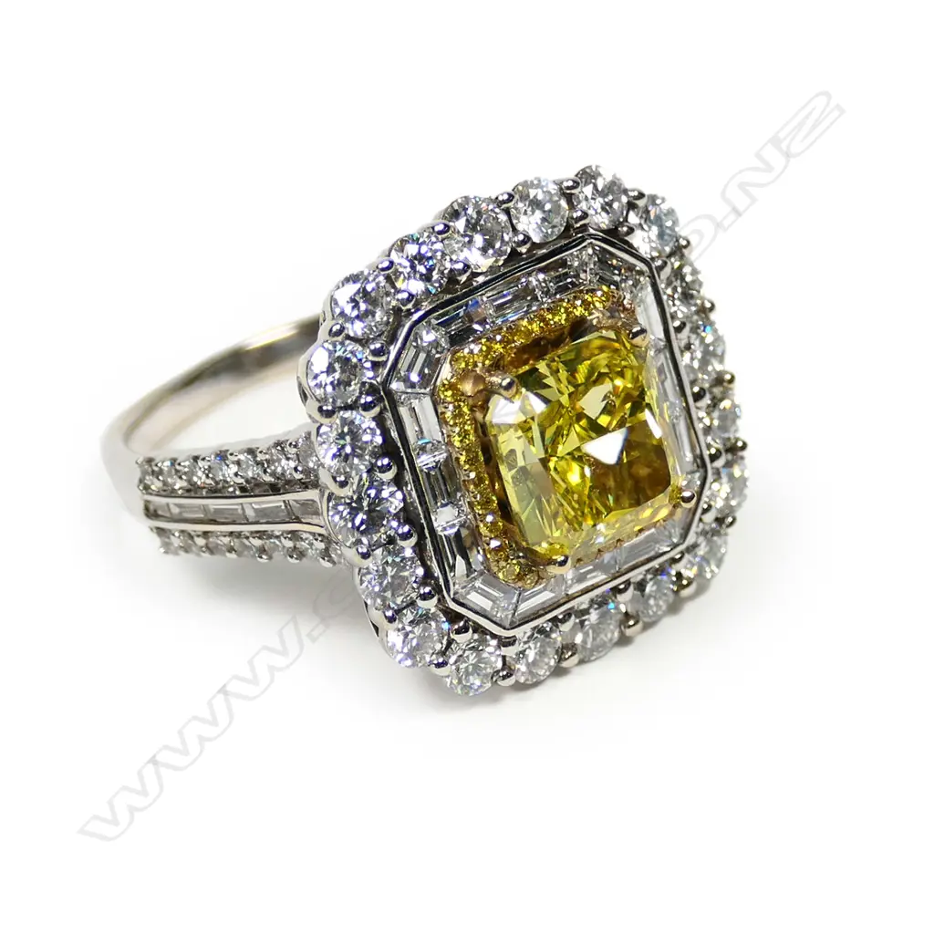 An 18ct white and yellow gold diamond ring Image 1++