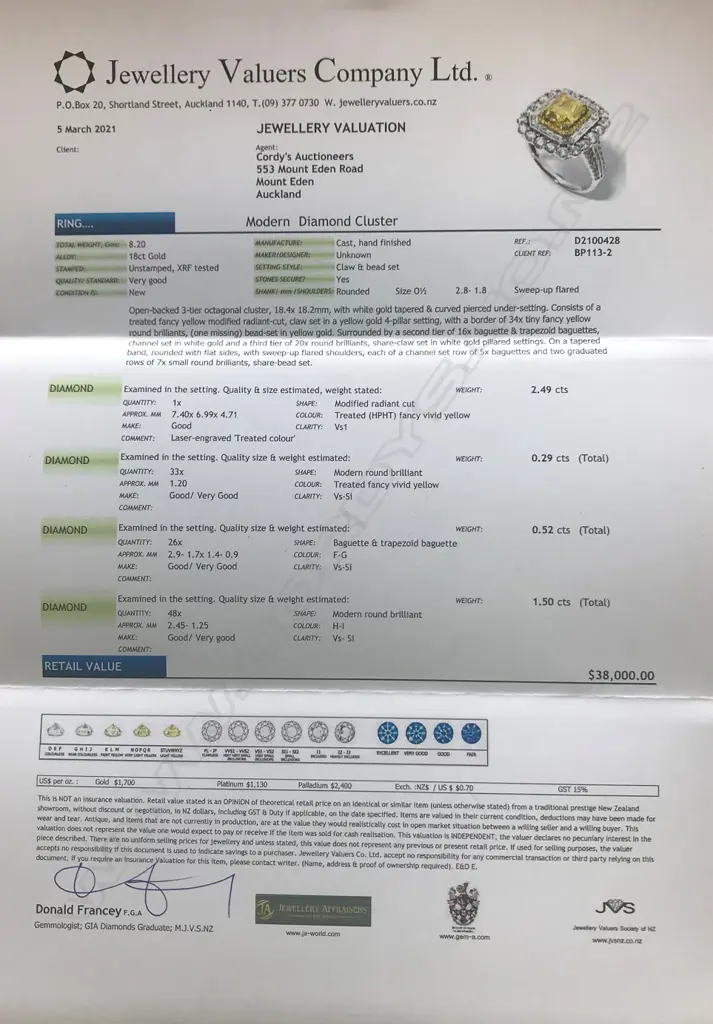 An 18ct white and yellow gold diamond ring Image 1++