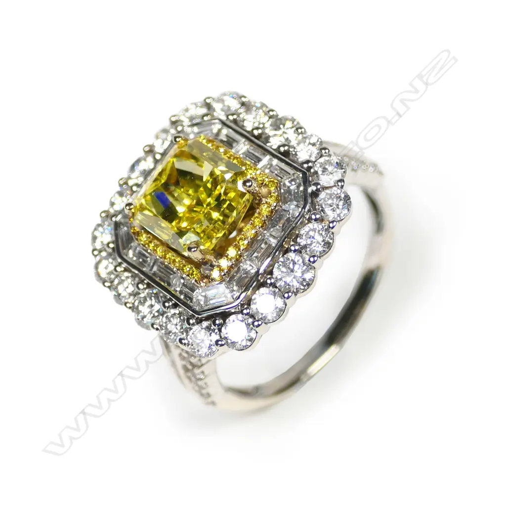 An 18ct white and yellow gold diamond ring Image 1++
