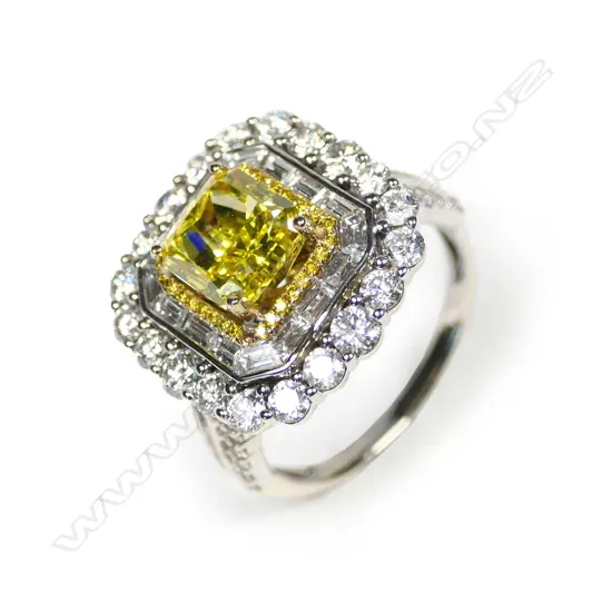 An 18ct white and yellow gold diamond ring