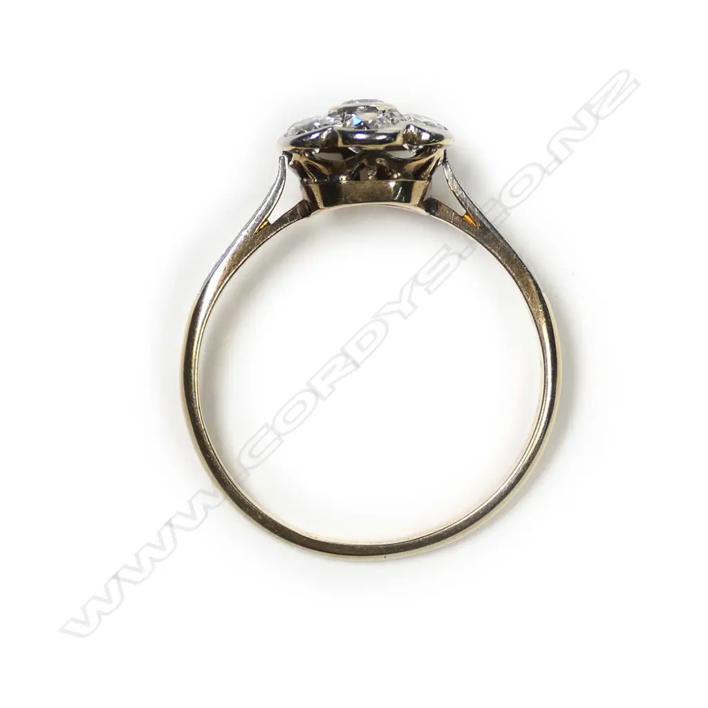 An estate 18ct gold and diamond cluster ring Image 1++