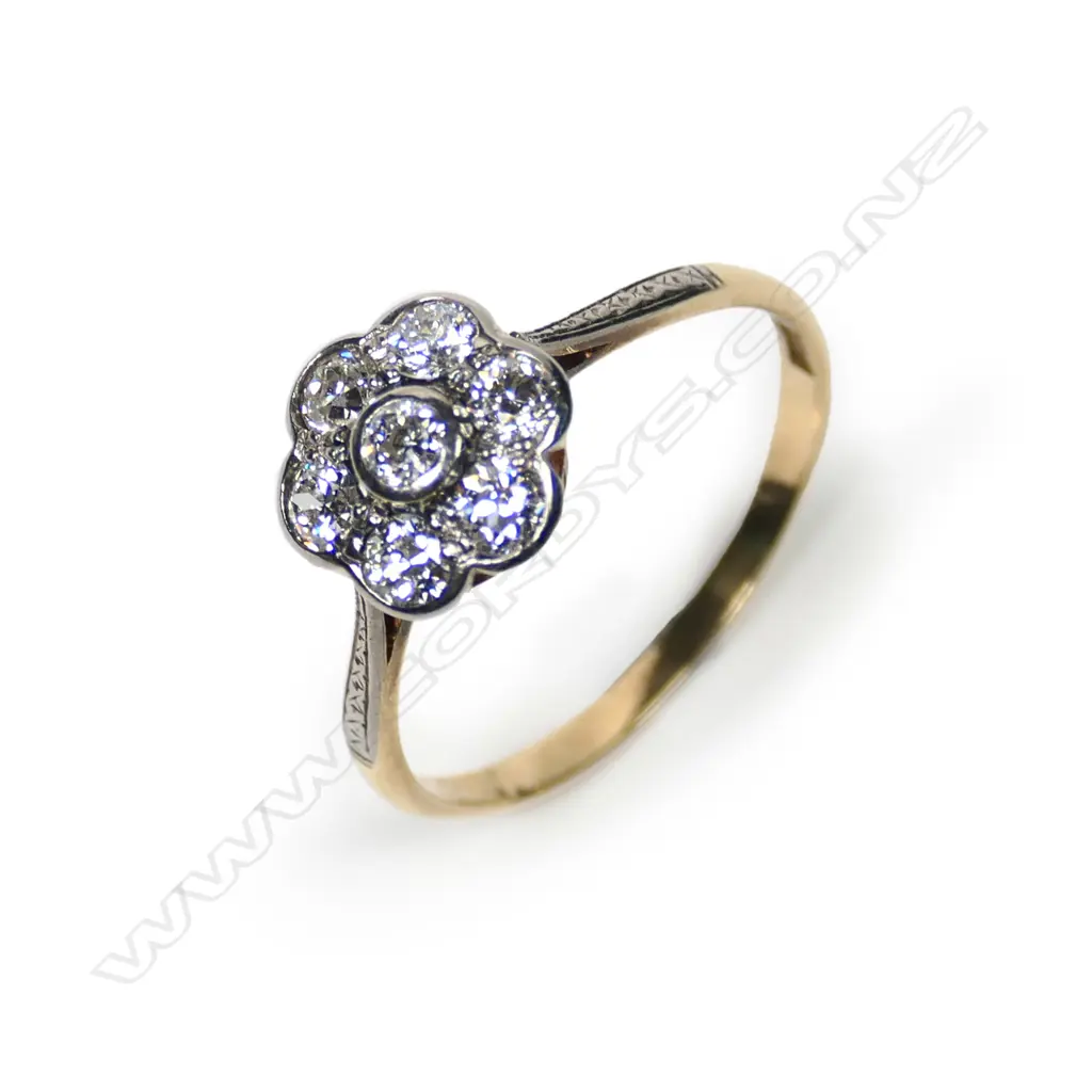 An estate 18ct gold and diamond cluster ring Image 1++