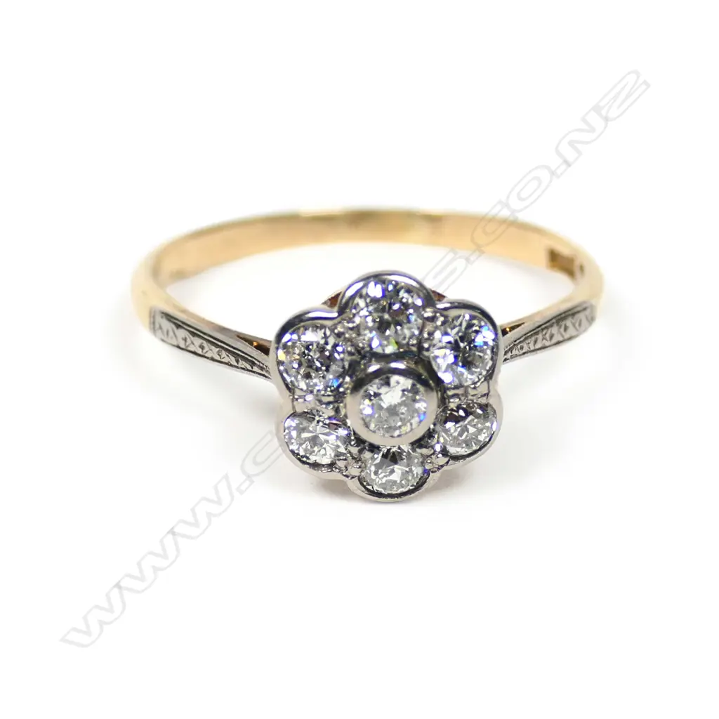 An estate 18ct gold and diamond cluster ring Image 1++