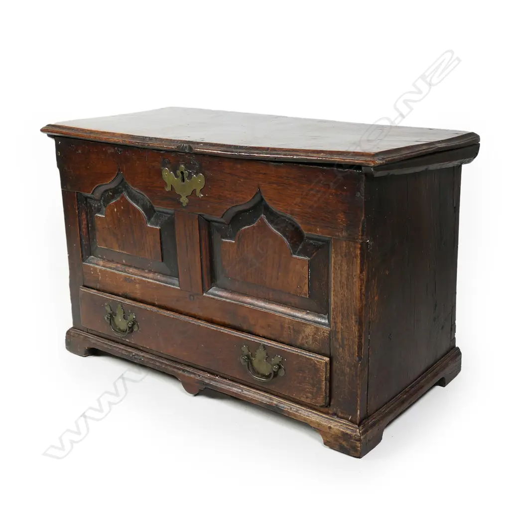 A George II/George III Welsh walnut coffor bach (small mule chest) Image 1++