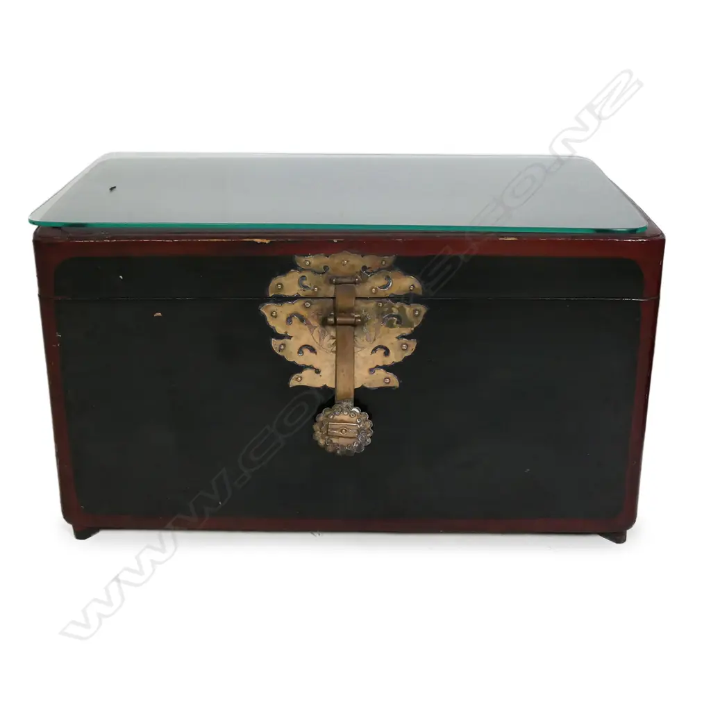 A near pair of Korean wedding chests Image 1++