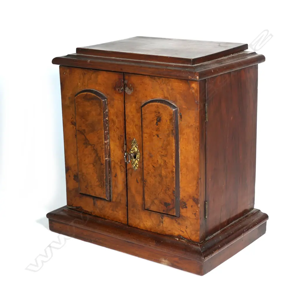A Victorian figured walnut small collector's cabinet Image 1++