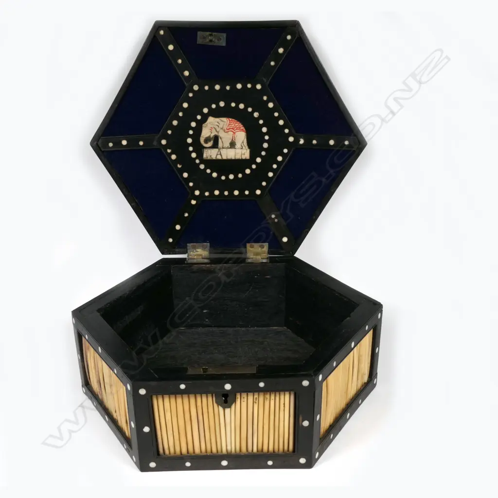 A late 19thC Ceylonese porcupine quill box Image 1++