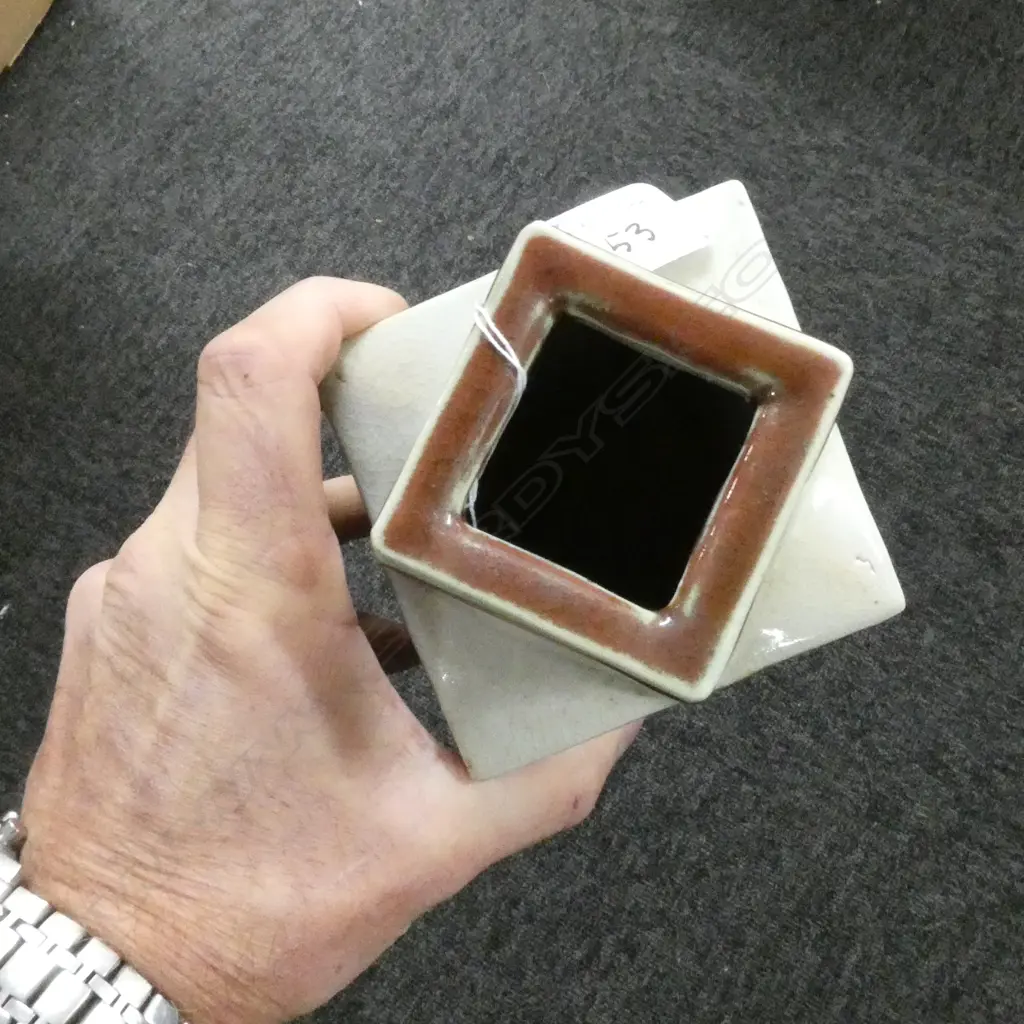 Takeichi Kawai attributed square section vase Image 1++