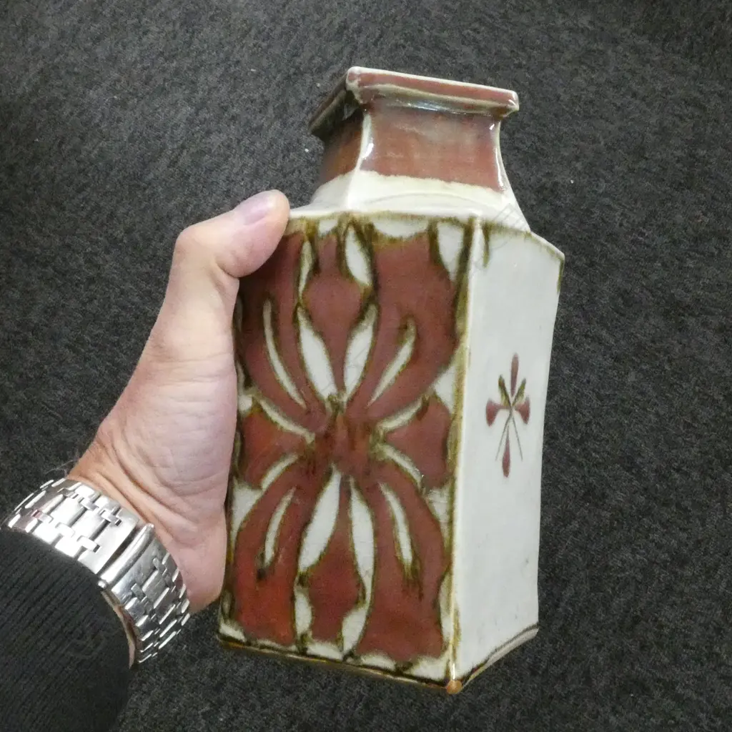 Takeichi Kawai attributed square section vase Image 1++