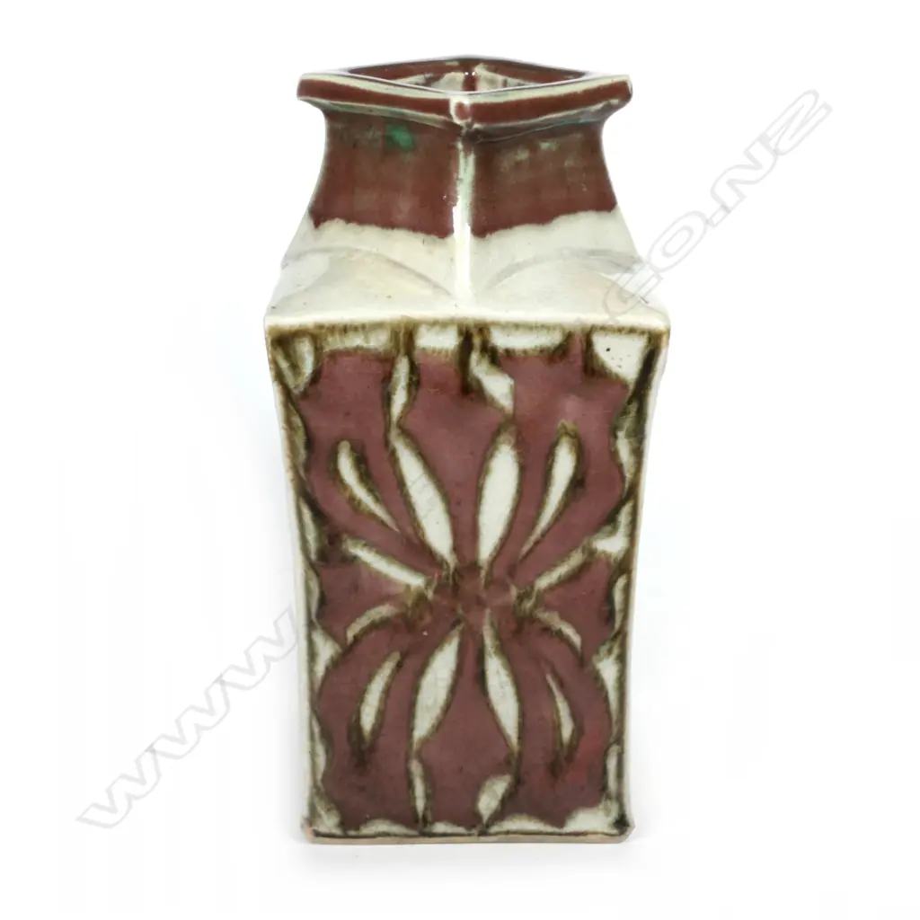 Takeichi Kawai attributed square section vase Image 1++