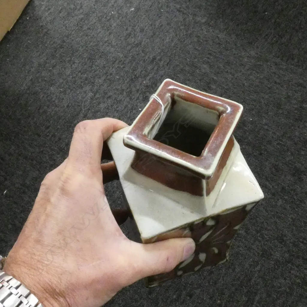 Takeichi Kawai attributed square section vase Image 1++