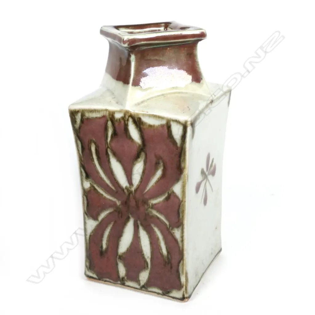 Takeichi Kawai attributed square section vase Image 1++