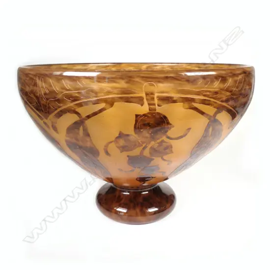 An impressive early 1900s ‘Le Verre Française’ cameo art glass bowl