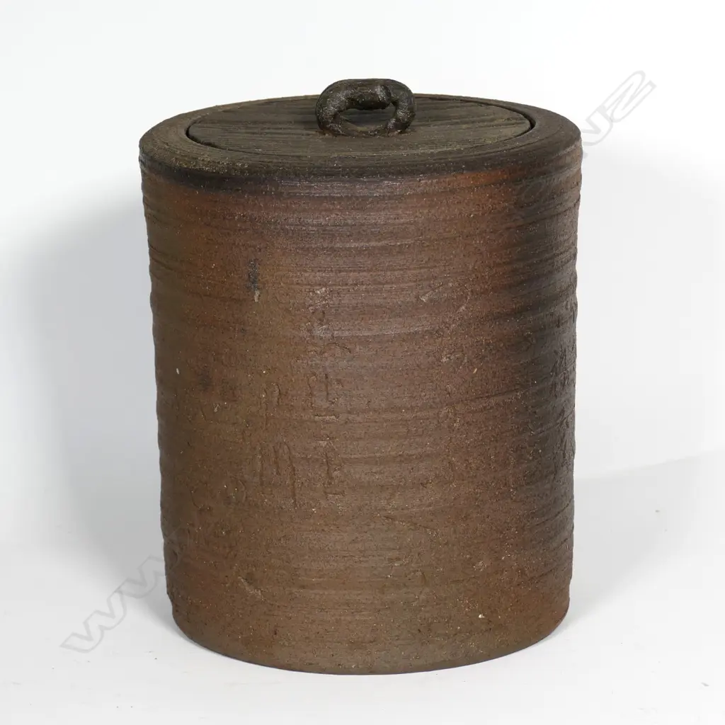 A Japanese Bizen studio pottery cylindrical lidded jar Image 1++
