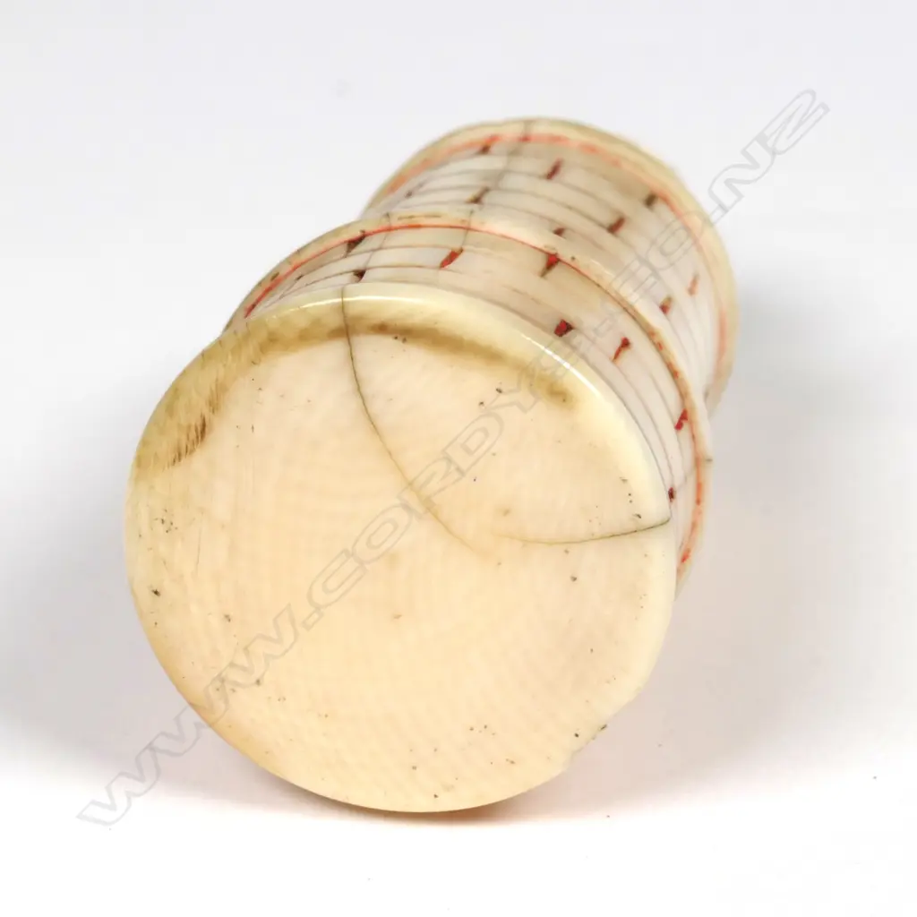 A 19thC ivory snuff bottle Image 1++