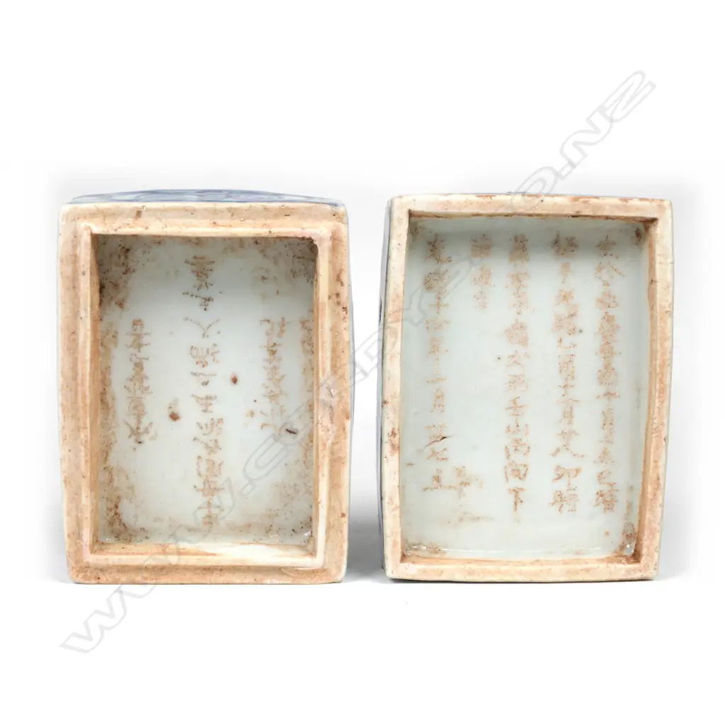 A late 19thC Qing Dynasty porcelain medicine box Image 1++