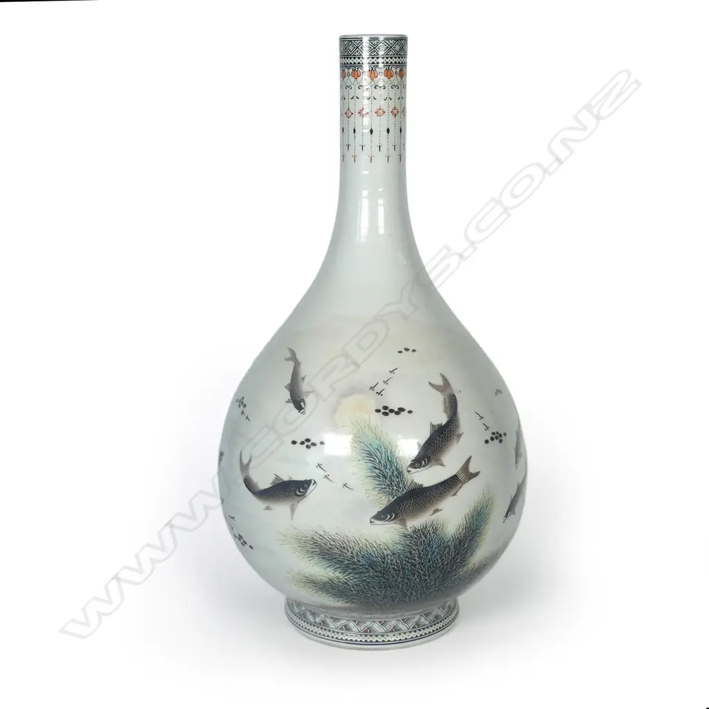 A Chinese porcelain bottle vase painted in Qianjiang style Image 1++