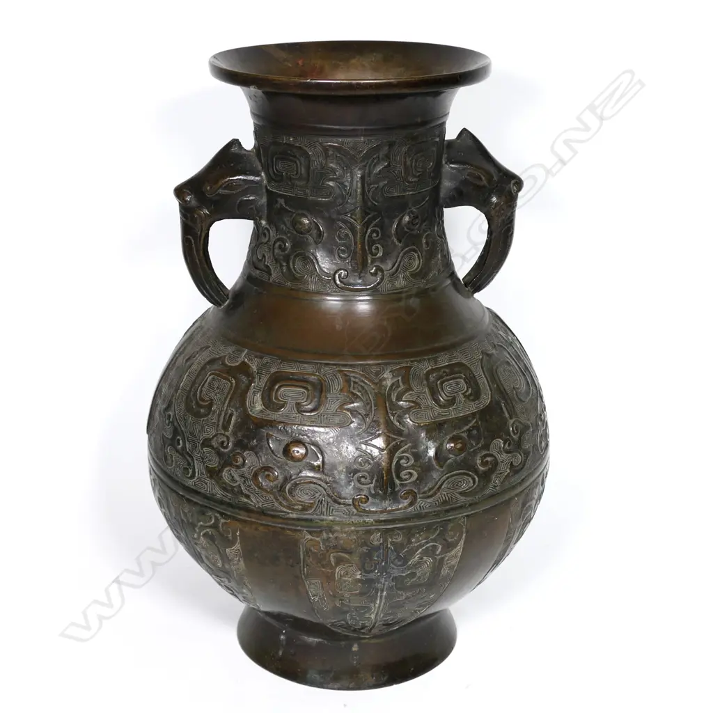 A large old Chinese bronze vase Image 1++