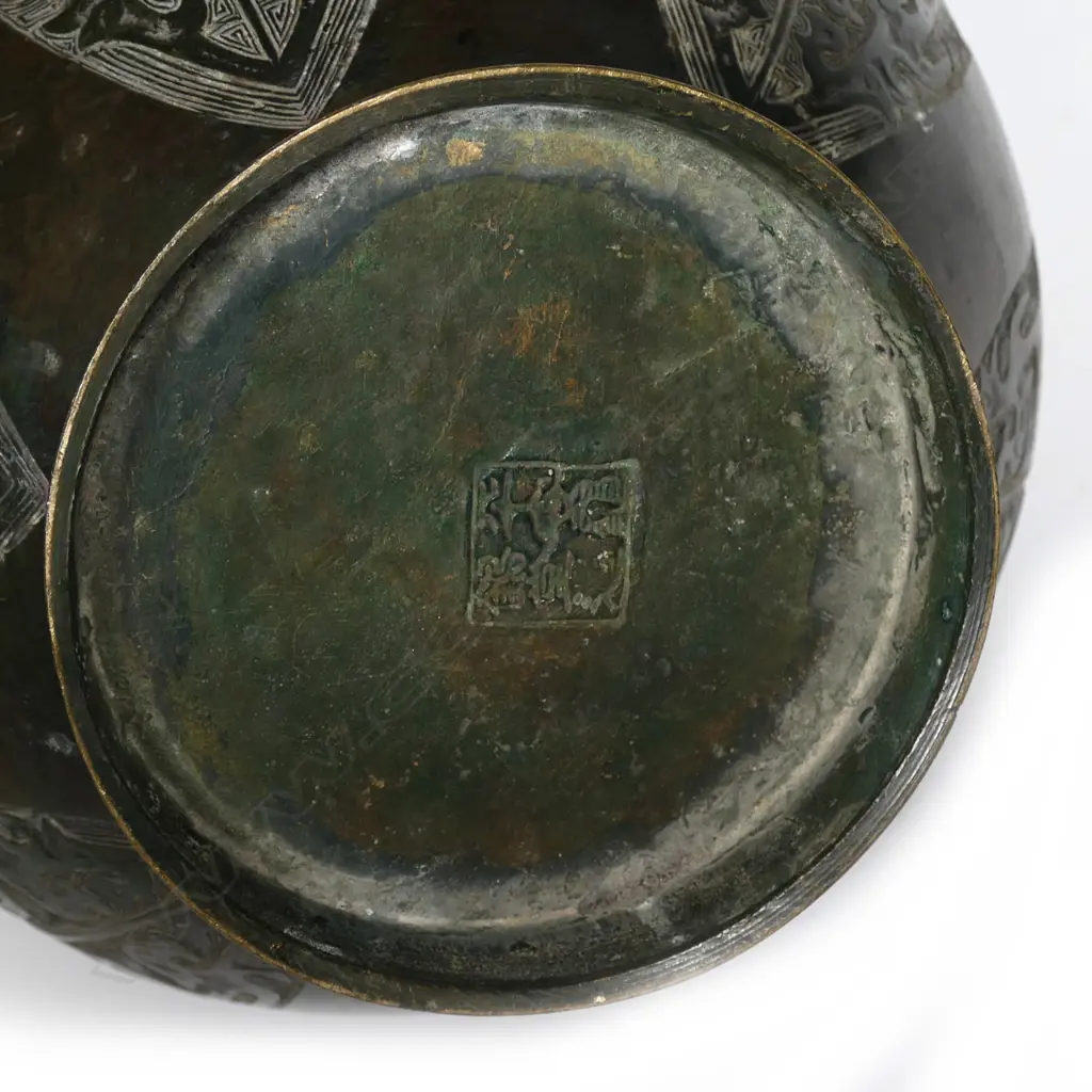 A large old Chinese bronze vase Image 1++
