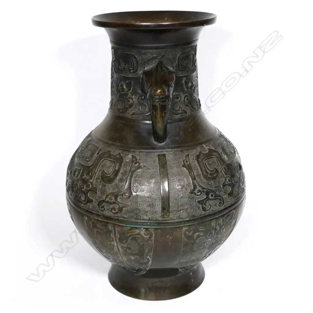 A large old Chinese bronze vase Image 1++
