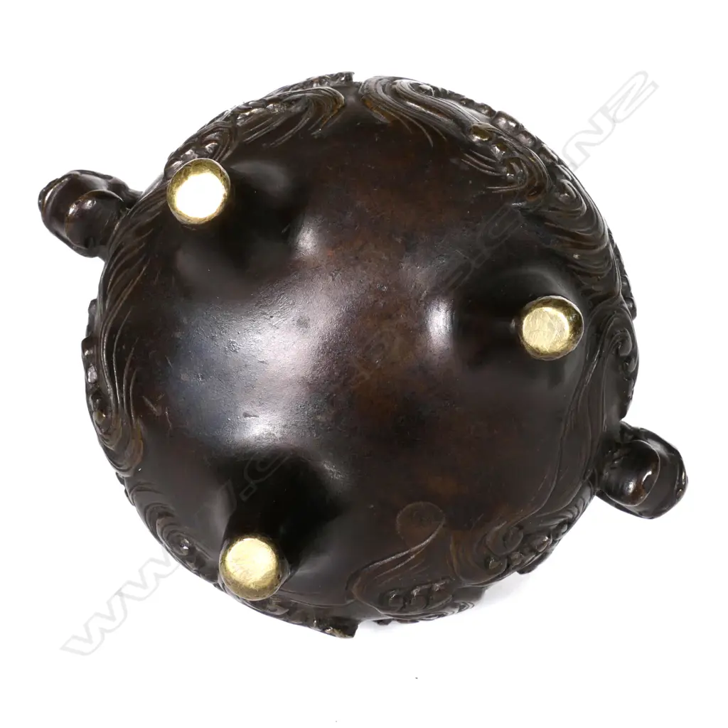 A Chinese bronze three-piece garniture Image 1++